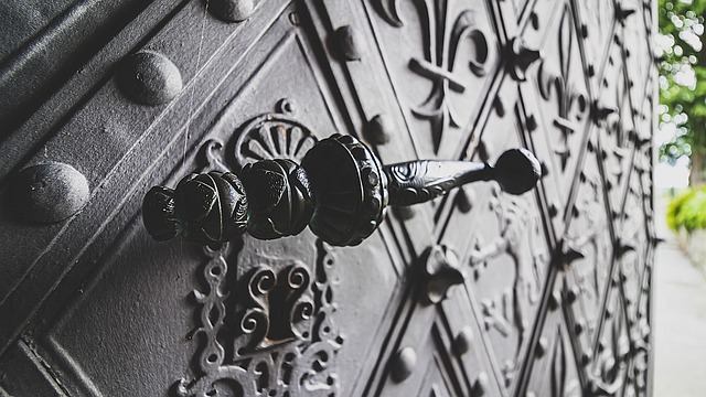 倉庫のカギをこじ開けられたので、交換したそうです。